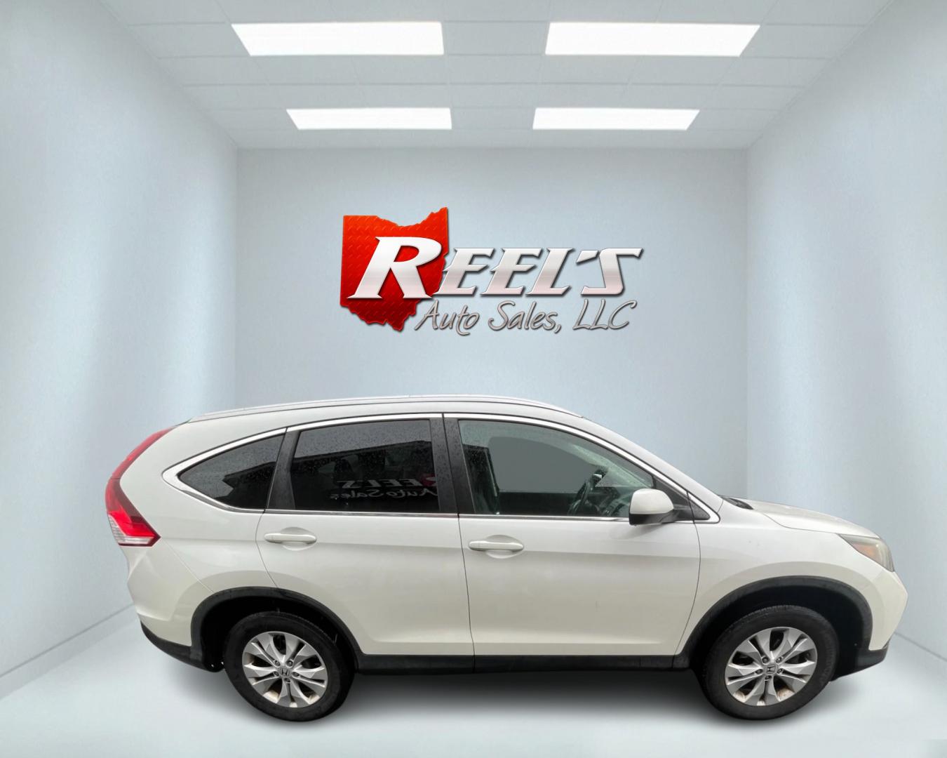 2013 White /Black Honda CR-V EX-L 4WD 5-Speed AT (5J6RM4H71DL) with an 2.4L I4 DOHC 16V engine, 5-Speed Automatic transmission, located at 11115 Chardon Rd. , Chardon, OH, 44024, (440) 214-9705, 41.580246, -81.241943 - This 2013 Honda CR-V EX-L AWD boasts a reliable 2.4L engine paired with a 5-speed automatic transmission, catering to drivers seeking both efficiency and all-wheel-drive capability. Its single-owner status may reassure potential buyers about its maintenance history. Luxurious features such as a leat - Photo#5